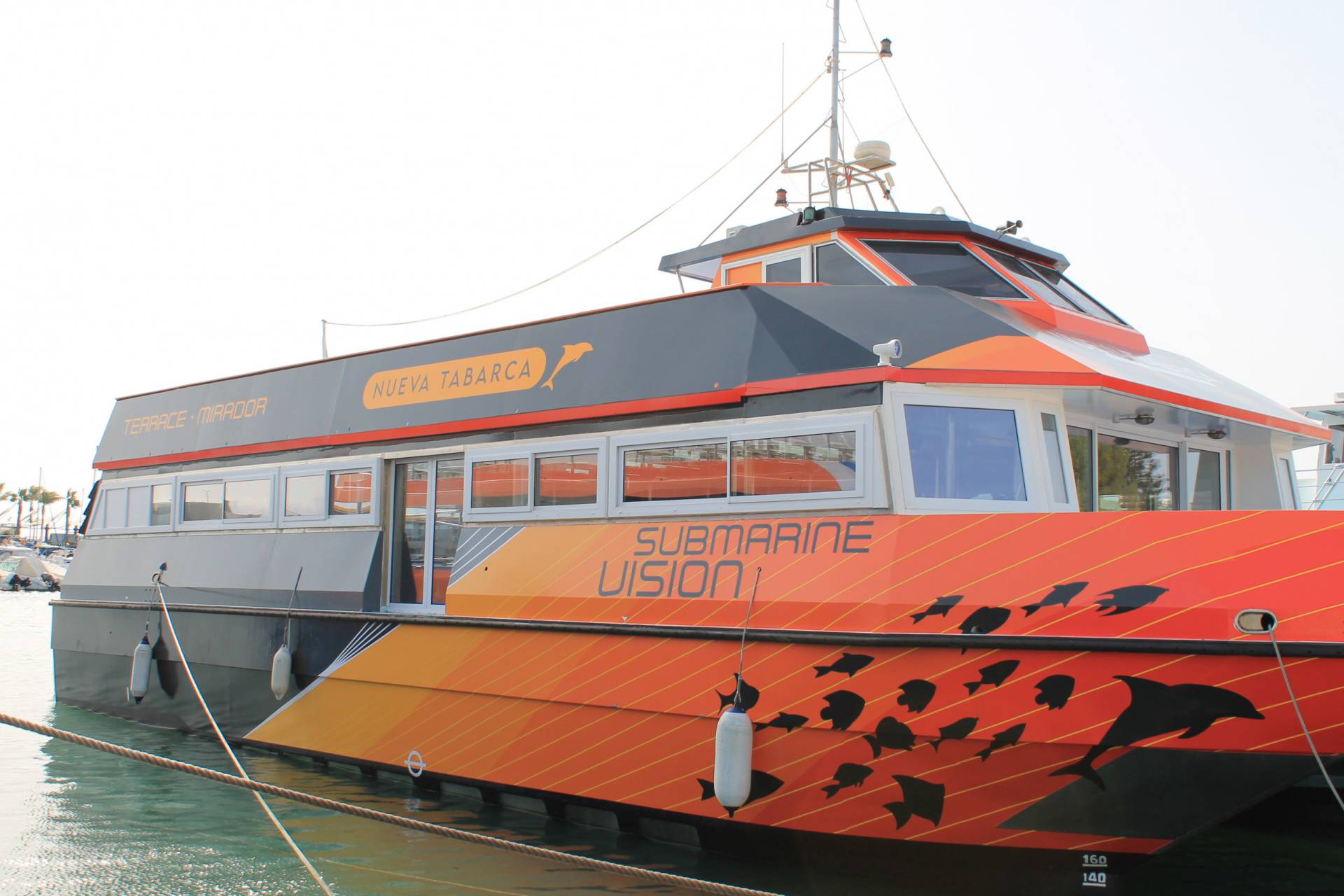 Interior del Catamarán Nueva Tabarca con miradores de cristal para visión submarina
