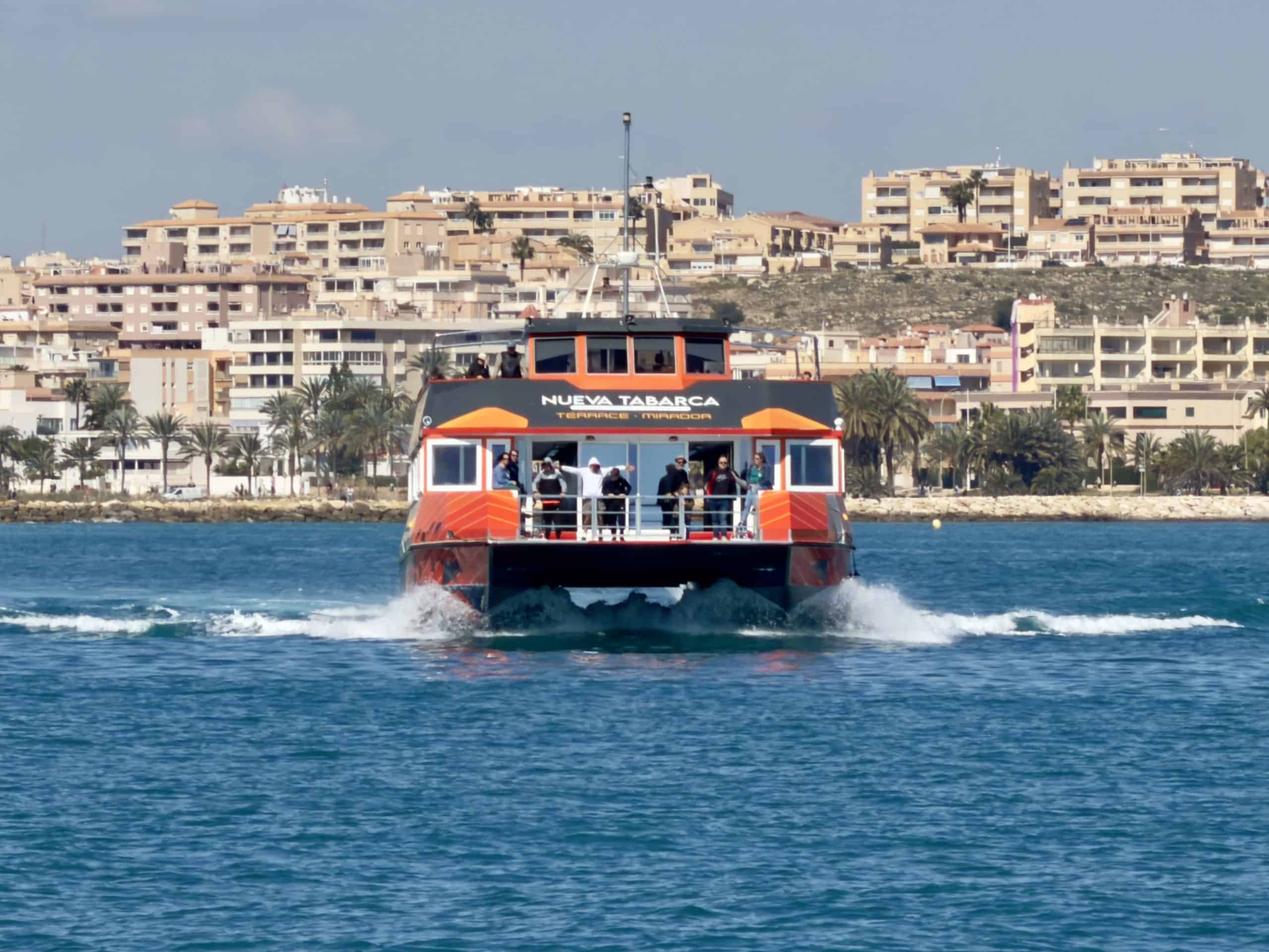 Catamarán Nueva Tabarca navegando hacia la Isla de Tabarca con fondo de cristal para visión submarina