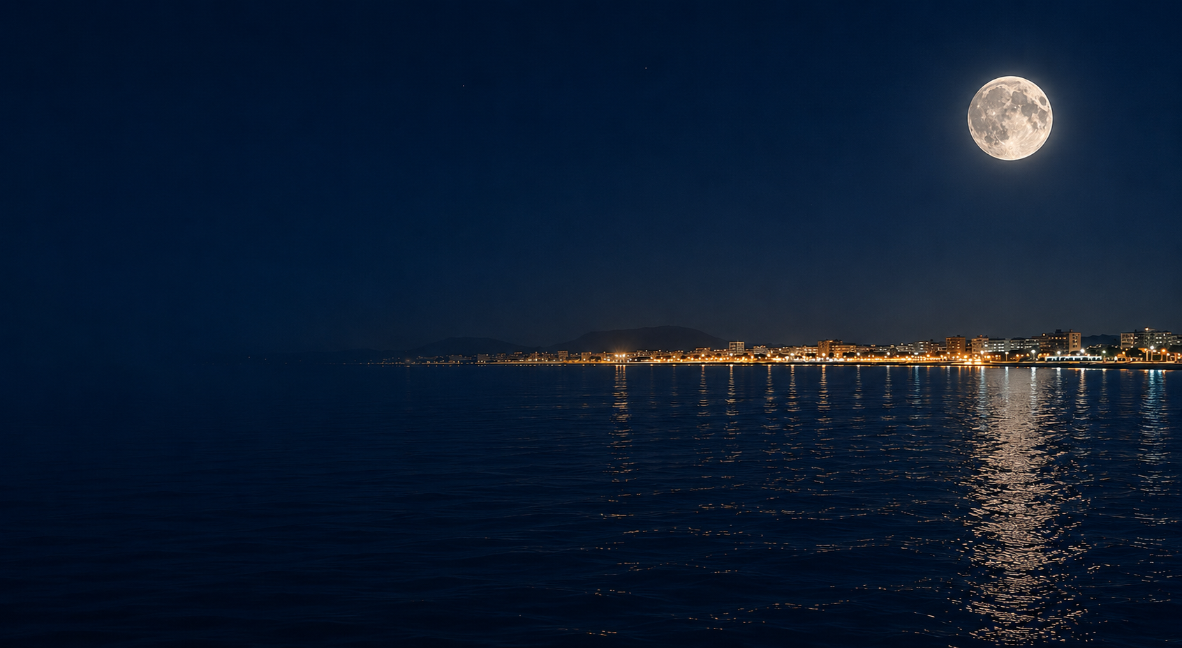 Paseo nocturno en barco por la bahía de Santa Pola con luna llena reflejada en el mar