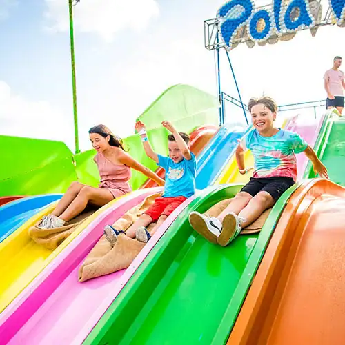 Niños bajando por el tobogán multicolor de Pola Park en Santa Pola